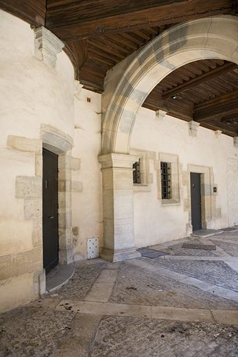 Détail de l'extrémité du portique nord-est. © Yves Sancey / Région Bourgogne-Franche-Comté, Inventaire du patrimoine - 2009 Détail de l'extrémité du portique nord-est. © Yves Sancey / Région Bourgogne-Franche-Comté, Inventaire du patrimoine - 2009