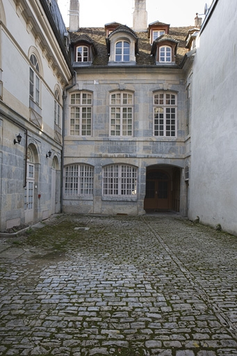 Vue du logis en fond de cour, de face. © Yves Sancey / Région Bourgogne-Franche-Comté, Inventaire du patrimoine - 2009