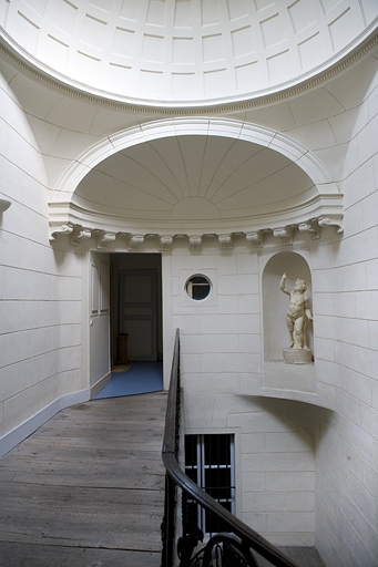 Escalier, dernier palier : détail de la demi-coupole, de face. © Yves Sancey / Région Bourgogne-Franche-Comté, Inventaire du patrimoine - 2009