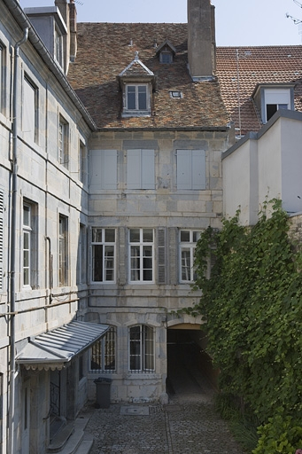 Façade postérieure du logis sur rue et aile sur cour. © Yves Sancey / Région Bourgogne-Franche-Comté, Inventaire du patrimoine - 2009