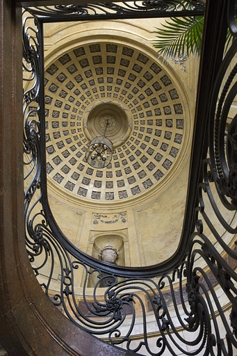Hôtel en fond de cour : coupole de l'escalier et ferronnerie de la rampe. © Yves Sancey / Région Bourgogne-Franche-Comté, Inventaire du patrimoine - 2009