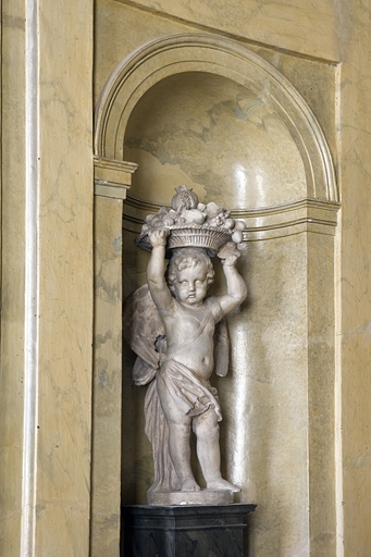 Hôtel en fond de cour, escalier : niche gauche décorée d'une statuette d'ange portant un panier de fruits. © Yves Sancey / Région Bourgogne-Franche-Comté, Inventaire du patrimoine - 2009