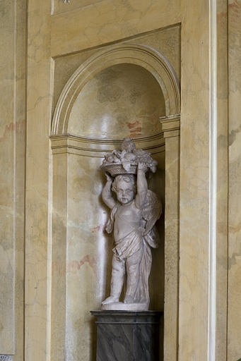Hôtel en fond de cour, escalier : niche droite décorée d'une statuette d'ange portant un panier de fruits. © Yves Sancey / Région Bourgogne-Franche-Comté, Inventaire du patrimoine - 2009
