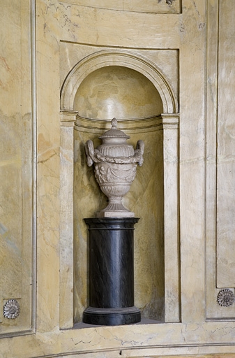Hôtel en fond de cour, escalier : niche centrale décorée d'une urne sur un piédestal. © Yves Sancey / Région Bourgogne-Franche-Comté, Inventaire du patrimoine - 2009