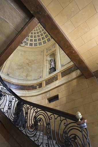 Hôtel en fond de cour, escalier : vue de la cage d'escalier depuis le rez-de-chaussée. © Yves Sancey / Région Bourgogne-Franche-Comté, Inventaire du patrimoine - 2009