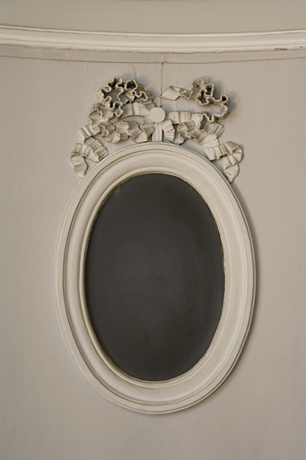 Hôtel en fond de cour, antichambre : détail de l'ouverture ovale dans la porte du couloir, à gauche de l'entrée du grand salon. © Yves Sancey / Région Bourgogne-Franche-Comté, Inventaire du patrimoine - 2009