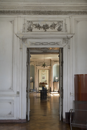Hôtel en fond de cour, grand salon : vue de l'enfilade depuis l'entrée. © Yves Sancey / Région Bourgogne-Franche-Comté, Inventaire du patrimoine - 2009