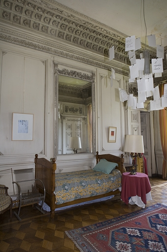 Hôtel en fond de cour, grand salon : vue des lambris et de la glace opposés à la cheminée. © Yves Sancey / Région Bourgogne-Franche-Comté, Inventaire du patrimoine - 2009