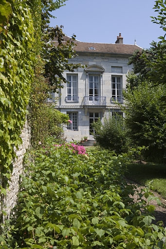 Hôtel en fond de cour : vue d'ensemble de la façade postérieure depuis le fond du jardin. © Yves Sancey / Région Bourgogne-Franche-Comté, Inventaire du patrimoine - 2009