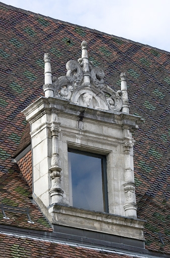 Détail d'une lucarne. © Yves Sancey / Région Bourgogne-Franche-Comté, Inventaire du patrimoine - 2009 Détail d'une lucarne. © Yves Sancey / Région Bourgogne-Franche-Comté, Inventaire du patrimoine - 2009