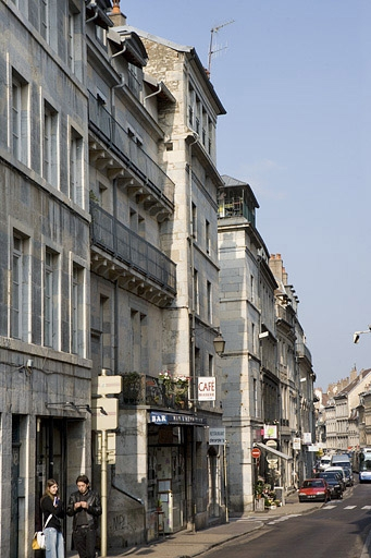 Partie centrale de la façade sur rue, de trois quarts gauche. © Yves Sancey / Région Bourgogne-Franche-Comté, Inventaire du patrimoine - 2009