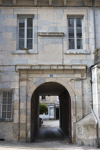 Vue d'ensemble du portail d'entrée. © Yves Sancey / Région Bourgogne-Franche-Comté, Inventaire du patrimoine - 2009