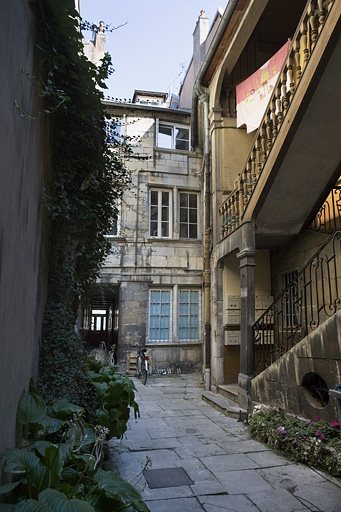 Vue d'ensemble de la façade postérieure du logis principal, depuis le fond de la cour. © Yves Sancey / Région Bourgogne-Franche-Comté, Inventaire du patrimoine - 2009