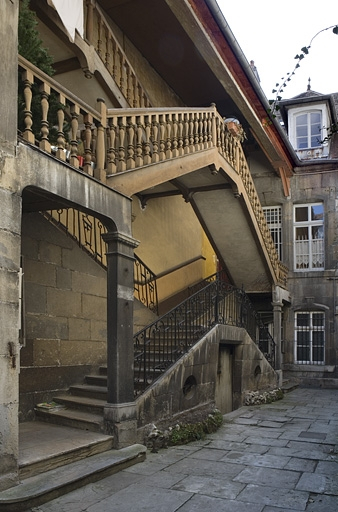 Vue d'ensemble de l'escalier à cage ouverte sur cour, de trois quarts gauche. © Yves Sancey / Région Bourgogne-Franche-Comté, Inventaire du patrimoine - 2009