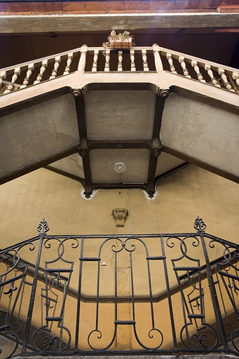 Détail de la partie centrale de l'escalier à cage ouverte sur cour, de face. © Yves Sancey / Région Bourgogne-Franche-Comté, Inventaire du patrimoine - 2009