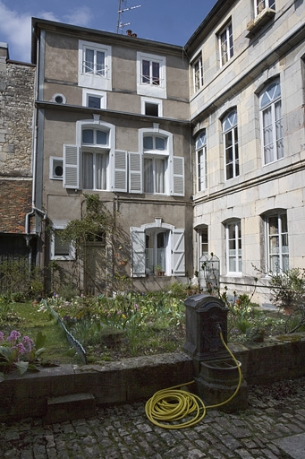 Vue partielle de la façade postérieure du logis secondaire sur jardin, de trois quarts droit. © Yves Sancey / Région Bourgogne-Franche-Comté, Inventaire du patrimoine - 2009