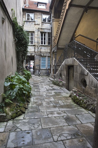 Façade postérieure du logis principal sur cour. © Yves Sancey / Région Bourgogne-Franche-Comté, Inventaire du patrimoine - 2009