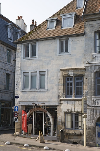 Vue d'ensemble de la façade sur la Grande Rue, de trois quarts droite. © Yves Sancey / Région Bourgogne-Franche-Comté, Inventaire du patrimoine - 2009