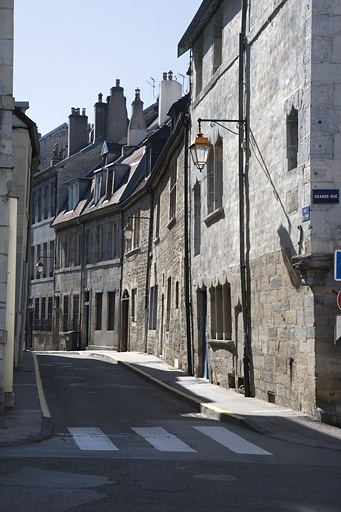 Vue d'ensemble de façade sur la rue Renan, de trois quarts droit. © Yves Sancey / Région Bourgogne-Franche-Comté, Inventaire du patrimoine - 2009