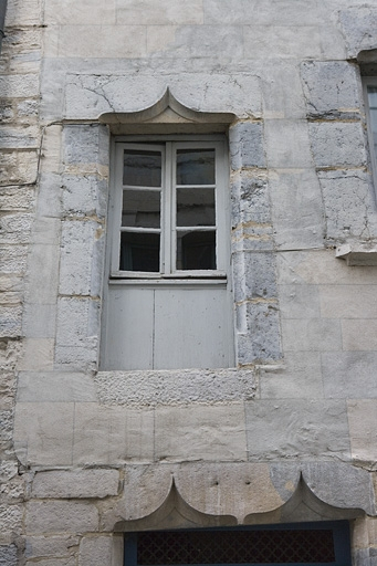 Rue Renan, détail d'une ancienne porte transformée en fenêtre au premier étage. © Yves Sancey / Région Bourgogne-Franche-Comté, Inventaire du patrimoine - 2009
