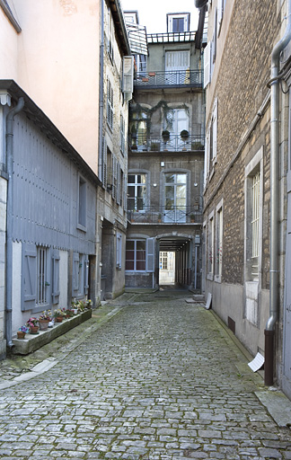 Vue d'ensemble de la façade postérieure du logis principal depuis le fond de la cour. © Yves Sancey / Région Bourgogne-Franche-Comté, Inventaire du patrimoine - 2009