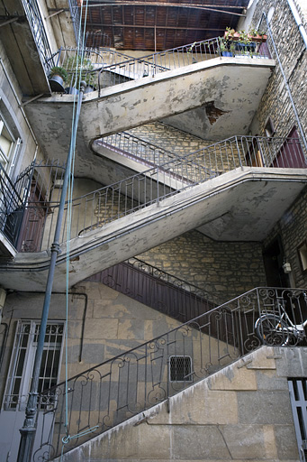 Vue d'ensemble de l'escalier à cage ouverte sur cour. © Yves Sancey / Région Bourgogne-Franche-Comté, Inventaire du patrimoine - 2009