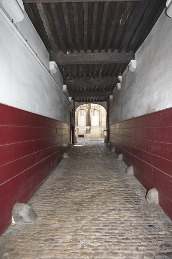 Passage cocher, depuis la cour. © Yves Sancey / Région Bourgogne-Franche-Comté, Inventaire du patrimoine - 2009