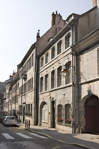 Vue d'ensemble du logis sur rue, de trois quarts droit. © Yves Sancey / Région Bourgogne-Franche-Comté, Inventaire du patrimoine - 2009
