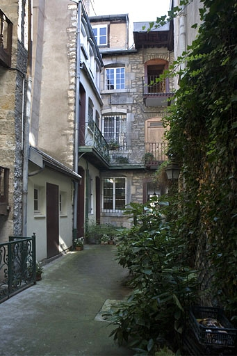 Vue d'ensemble des bâtiments depuis le fond de la cour. © Yves Sancey / Région Bourgogne-Franche-Comté, Inventaire du patrimoine - 2009