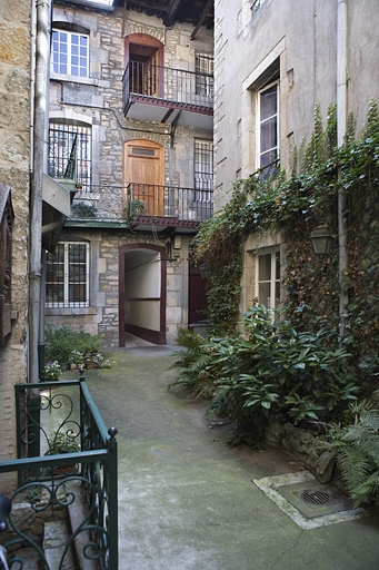 Vue d'ensemble de la façade postérieure du logis sur rue depuis le fond de la cour. © Yves Sancey / Région Bourgogne-Franche-Comté, Inventaire du patrimoine - 2009