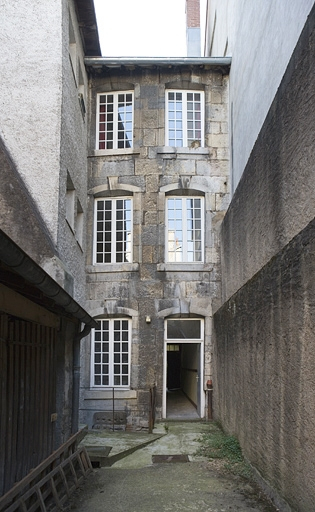 Vue d'ensemble de la façade postérieure du logis secondaire sur la deuxième cour. © Yves Sancey / Région Bourgogne-Franche-Comté, Inventaire du patrimoine - 2009