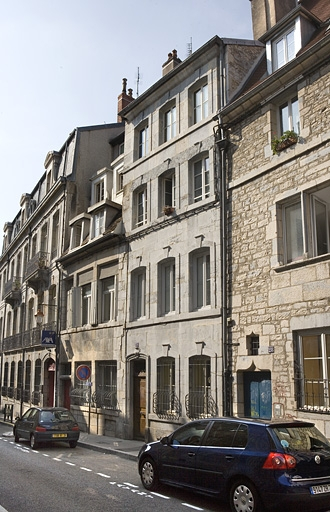 Vue d'ensemble de la façade sur rue, de trois quarts droit. © Yves Sancey / Région Bourgogne-Franche-Comté, Inventaire du patrimoine - 2009