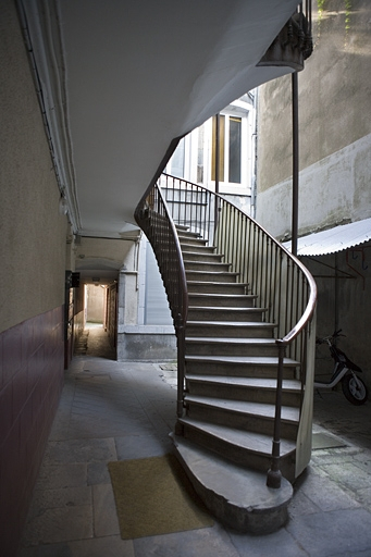 Détail de l'escalier à cage ouverte sur cour, depuis l'entrée de la premère cour. © Yves Sancey / Région Bourgogne-Franche-Comté, Inventaire du patrimoine - 2009