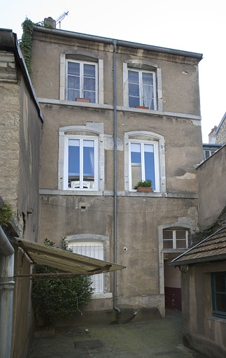 Vue d'ensemble de la façade postérieure du premier logis secondaire. © Yves Sancey / Région Bourgogne-Franche-Comté, Inventaire du patrimoine - 2009