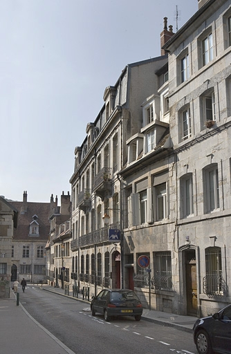 Vue d'ensemble du logis principal dans l'alignement de la rue. © Yves Sancey / Région Bourgogne-Franche-Comté, Inventaire du patrimoine - 2009
