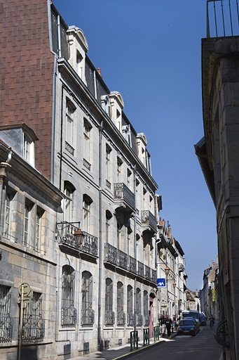 Vue d'ensemble du logis principal sur rue, de trois quarts gauche. © Yves Sancey / Région Bourgogne-Franche-Comté, Inventaire du patrimoine - 2009