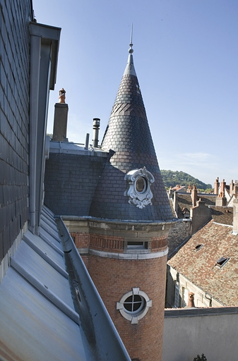 Détail du dernier étage et du toit de la tour d'escalier. © Yves Sancey / Région Bourgogne-Franche-Comté, Inventaire du patrimoine - 2009