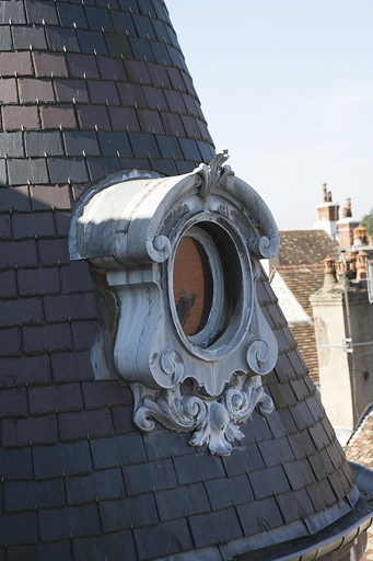 Détail de la lucarne dans le toit de la tour d'escalier. © Yves Sancey / Région Bourgogne-Franche-Comté, Inventaire du patrimoine - 2009