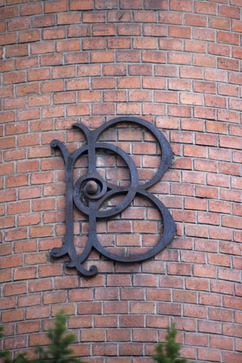 Détail des initiales en fer apposées sur la tour d'escalier. © Yves Sancey / Région Bourgogne-Franche-Comté, Inventaire du patrimoine - 2009