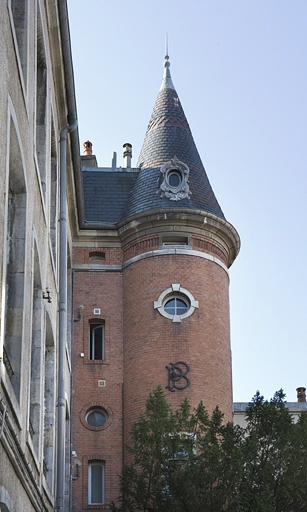 Détail de la partie supérieure de la tour d'escalier, de profil. © Yves Sancey / Région Bourgogne-Franche-Comté, Inventaire du patrimoine - 2009