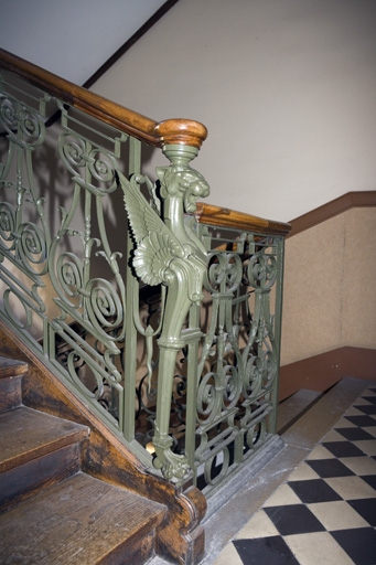Escalier principal : détail d'un montant de la rampe représentant un griffon. © Yves Sancey / Région Bourgogne-Franche-Comté, Inventaire du patrimoine - 2009