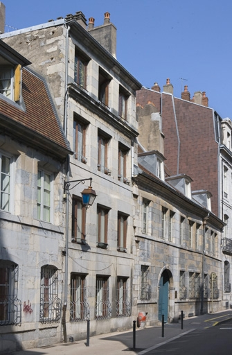 Vue d'ensemble éloignée du logis principal sur rue, de trois quarts gauche. © Yves Sancey / Région Bourgogne-Franche-Comté, Inventaire du patrimoine - 2009