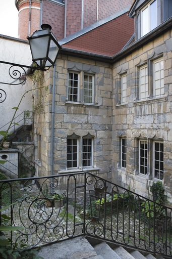 Façade postérieure du logis depuis l'escalier extérieur, de trois quarts droit. © Yves Sancey / Région Bourgogne-Franche-Comté, Inventaire du patrimoine - 2009