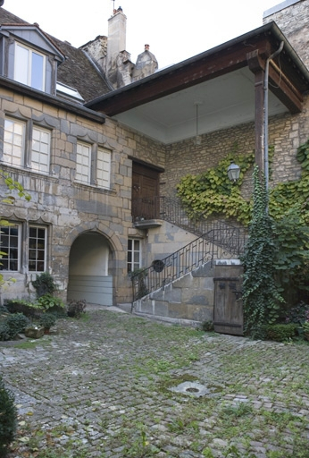 Vue d'ensemble de l'escalier exérieur, de trois quarts droit. © Yves Sancey / Région Bourgogne-Franche-Comté, Inventaire du patrimoine - 2009