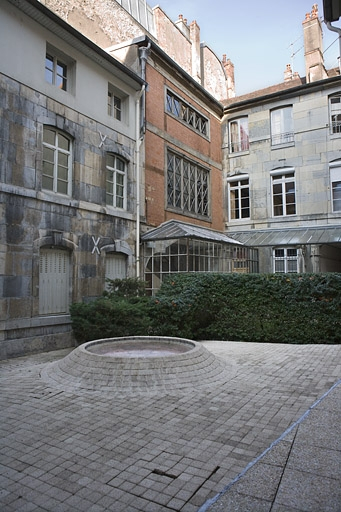Vue d'ensemble des façades sur cour du logis principal, de trois quarts droit. © Yves Sancey / Région Bourgogne-Franche-Comté, Inventaire du patrimoine - 2009