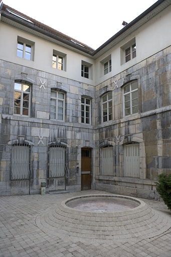 Vue d'ensemble des communs de trois quarts gauche. © Yves Sancey / Région Bourgogne-Franche-Comté, Inventaire du patrimoine - 2009