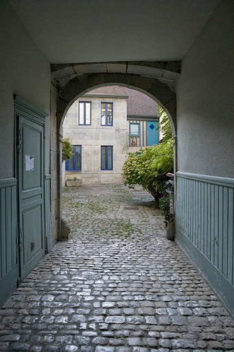 Vue de la cour depuis l'entrée du passage cocher. © Yves Sancey / Région Bourgogne-Franche-Comté, Inventaire du patrimoine - 2009