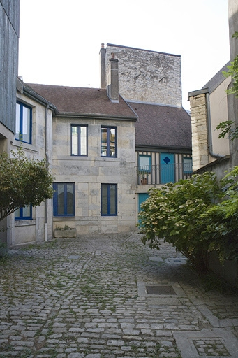 Vue d'ensemble des logis situés autour de la cour. © Yves Sancey / Région Bourgogne-Franche-Comté, Inventaire du patrimoine - 2009