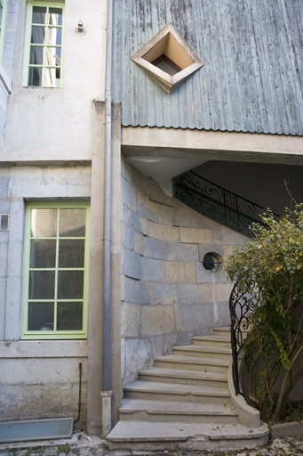 Détail du départ de l'escalier à cage ouverte sur cour, vue verticale. © Yves Sancey / Région Bourgogne-Franche-Comté, Inventaire du patrimoine - 2009