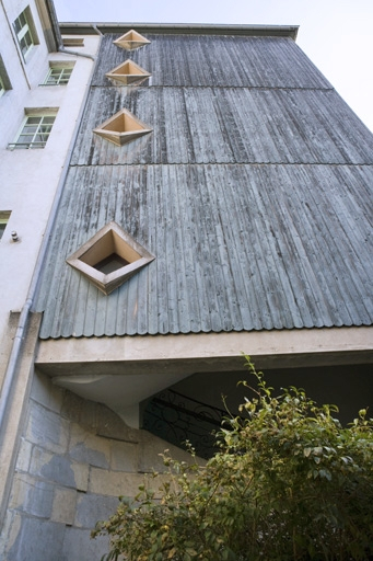 Escalier à cage ouverte sur cour : détail de la fermeture de la cage. © Yves Sancey / Région Bourgogne-Franche-Comté, Inventaire du patrimoine - 2009